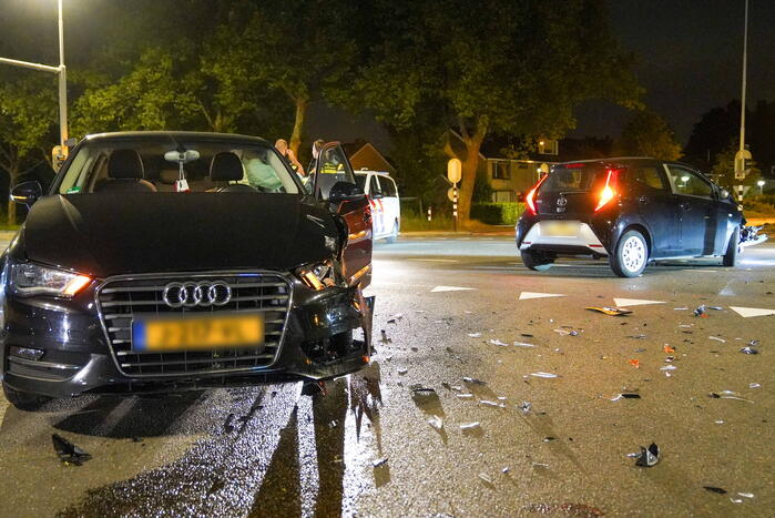 Twee auto's tegen elkaar op de kruising