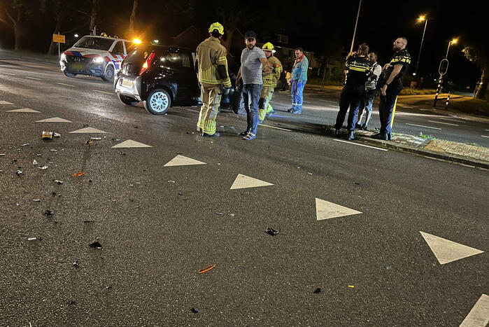 Twee auto's tegen elkaar op de kruising