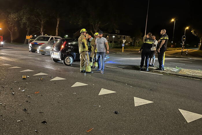 Twee auto's tegen elkaar op de kruising