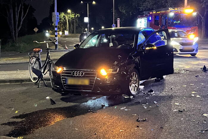 Twee auto's tegen elkaar op de kruising