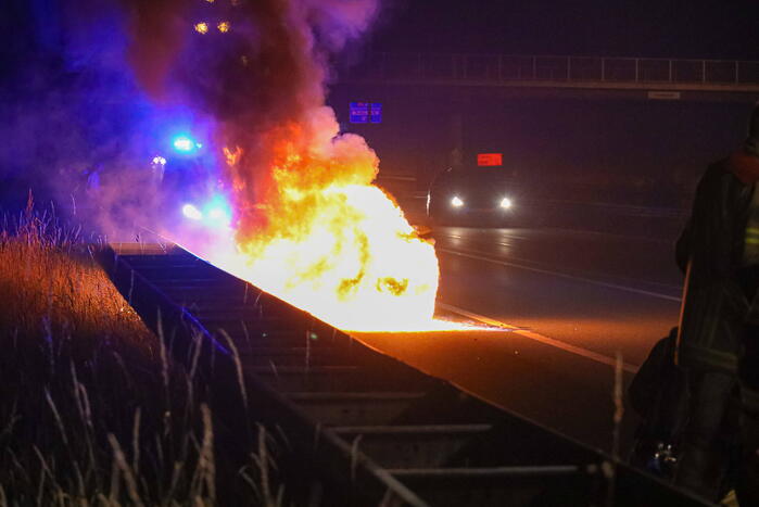 Auto vliegt op snelweg in brand