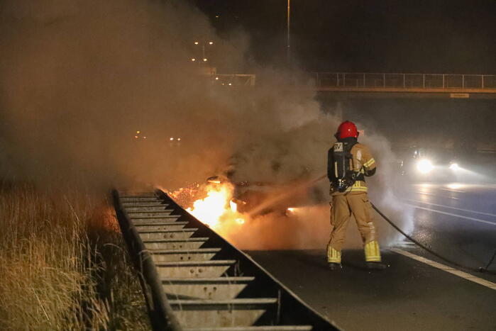 Auto vliegt op snelweg in brand