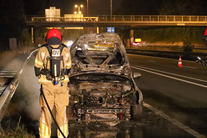 Auto vliegt op snelweg in brand