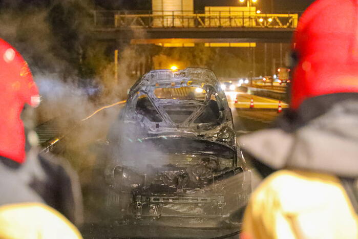 Auto vliegt op snelweg in brand