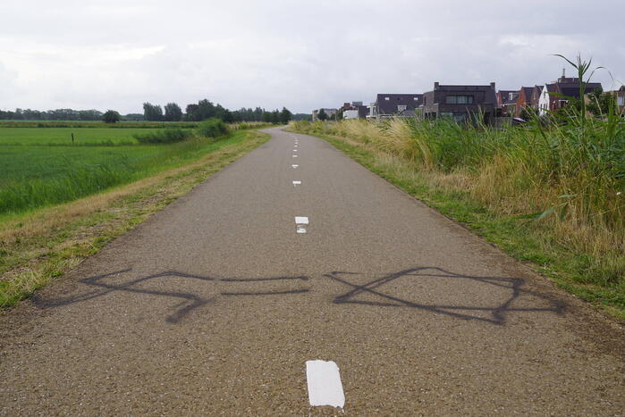 Fietspad voorzien van aanstootgevende tekeningen