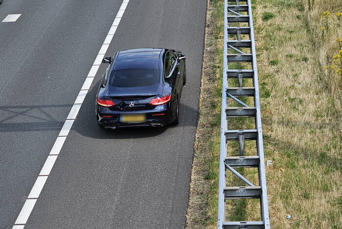 Bestelbus botst achterop personenauto