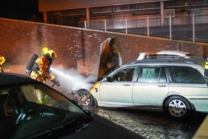 Autobrand op de parkeerplaats Lidl