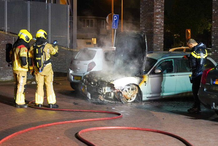 Autobrand op de parkeerplaats Lidl