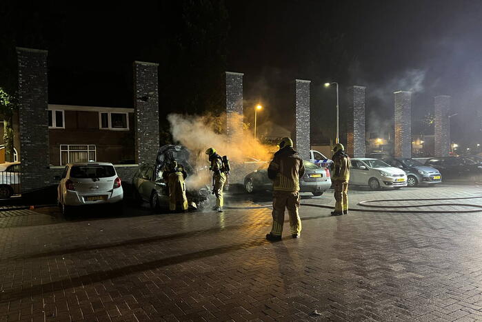 Autobrand op de parkeerplaats Lidl