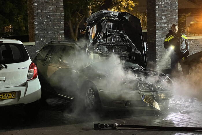 Autobrand op de parkeerplaats Lidl