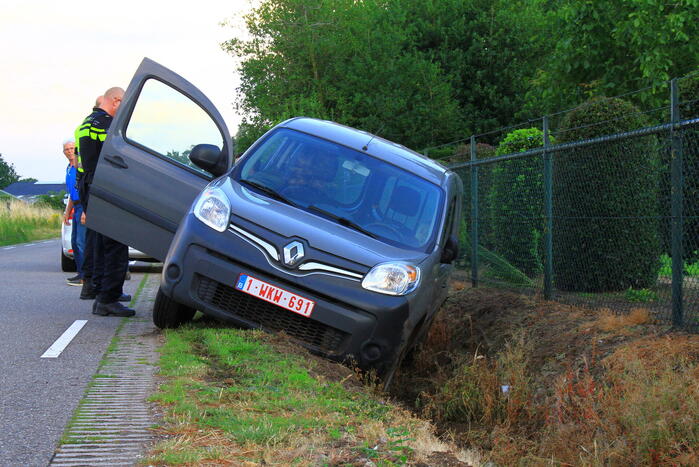 Belgisch voertuig belandt in droge sloot