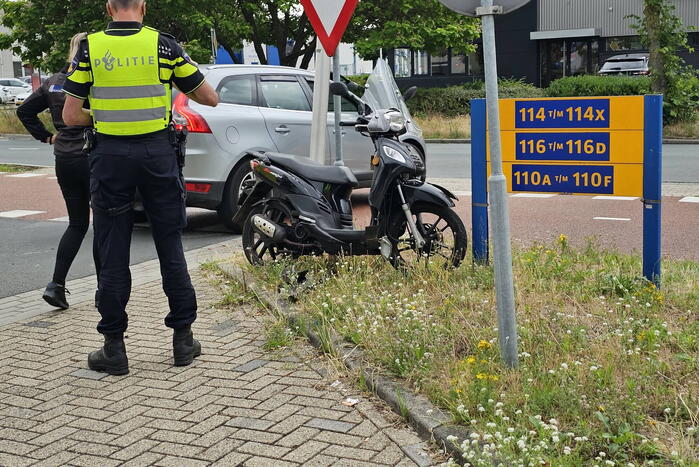 Scooterrijdster rijdt in flank van bestelbus