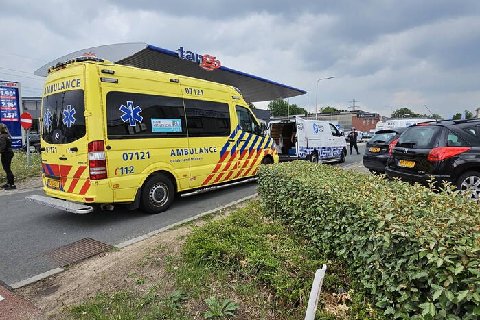 Scooterrijdster rijdt in flank van bestelbus