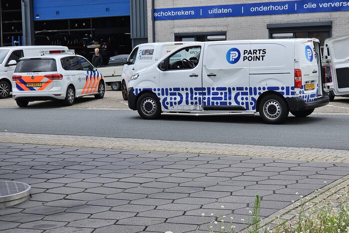 Scooterrijdster rijdt in flank van bestelbus