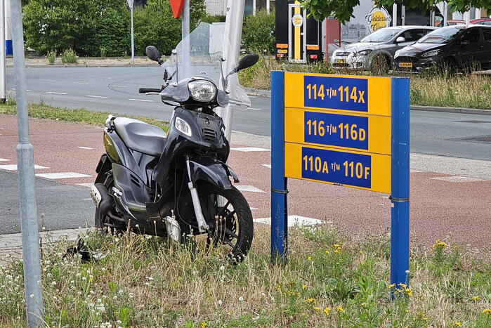 Scooterrijdster rijdt in flank van bestelbus