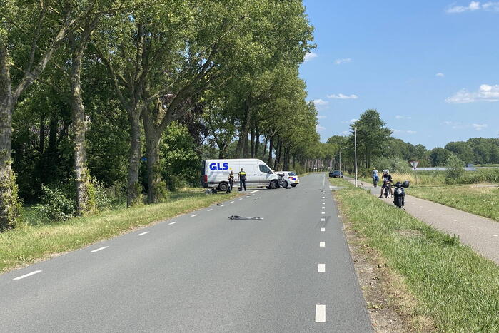 Bestelbus en personenwagen lopen flinke schade op