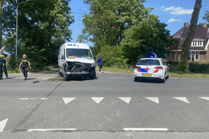 Bestelbus en personenwagen lopen flinke schade op