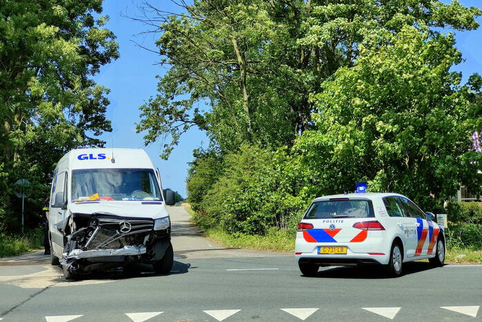 Bestelbus en personenwagen lopen flinke schade op