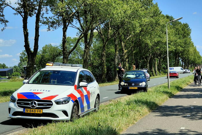 Bestelbus en personenwagen lopen flinke schade op