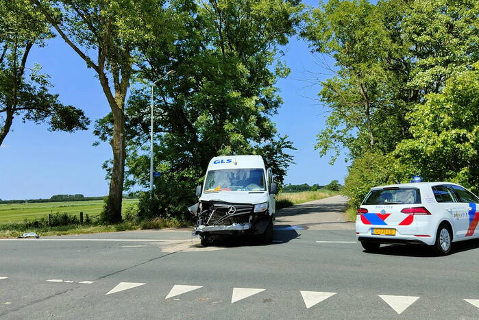 Bestelbus en personenwagen lopen flinke schade op