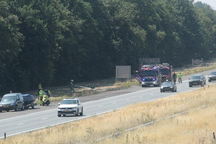 Bermbrand langs snelweg