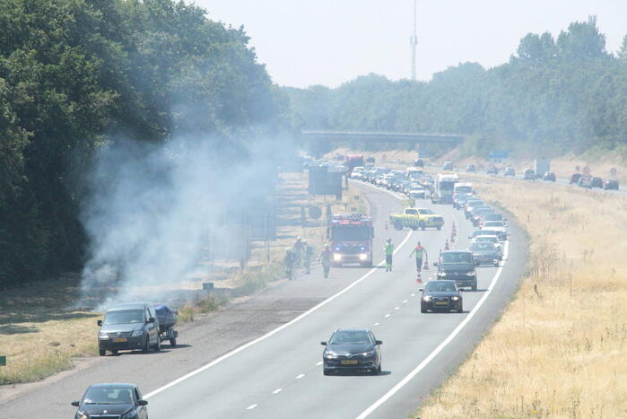 Bermbrand langs snelweg