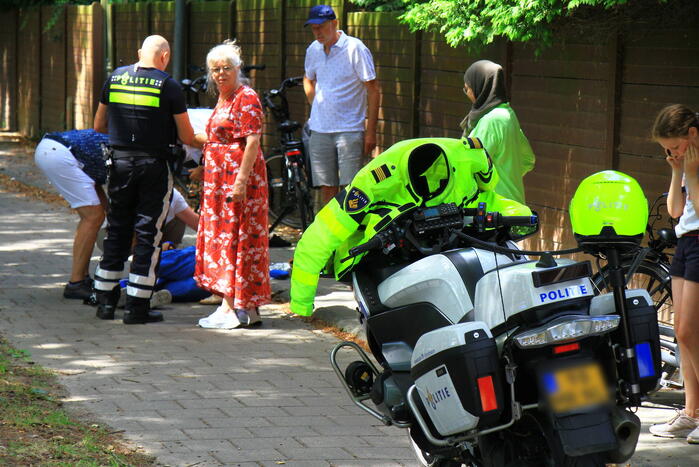 Twee fietser botsen op fietspad