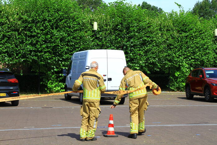 Brandweer doet onderzoek naar inhoud bestelbus