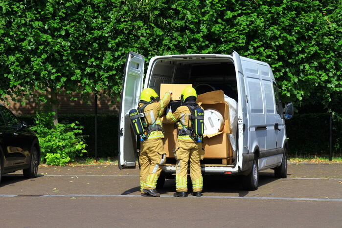 Brandweer doet onderzoek naar inhoud bestelbus