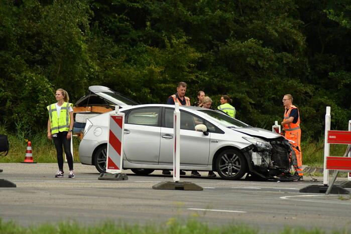 Flinke schade bij aanrijding tussen twee auto's