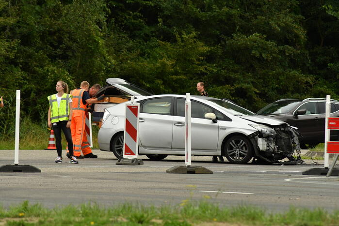 Flinke schade bij aanrijding tussen twee auto's