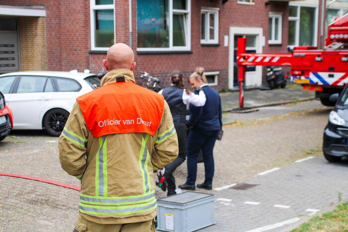 Brandweer in speciale pakken halen persoon uit flat