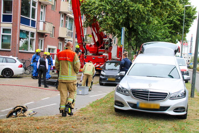 Brandweer in speciale pakken halen persoon uit flat