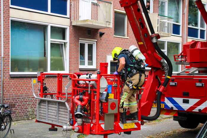 Brandweer in speciale pakken halen persoon uit flat