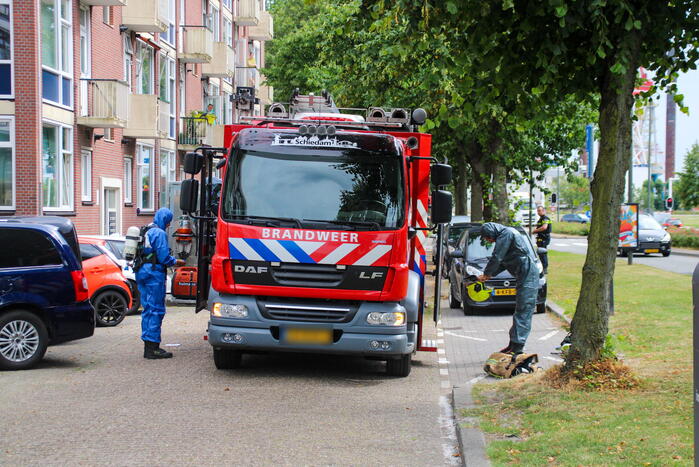 Brandweer in speciale pakken halen persoon uit flat