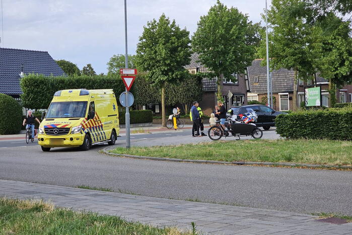 Bakfietser in botsing met personenauto