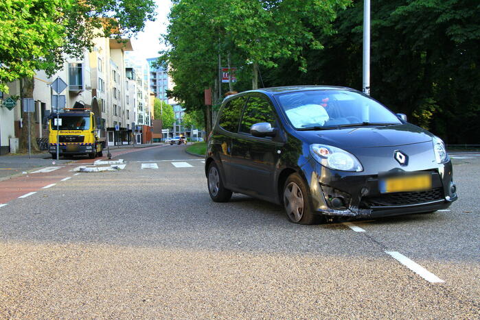 Automobiliste rijdt verkeerszuil plat