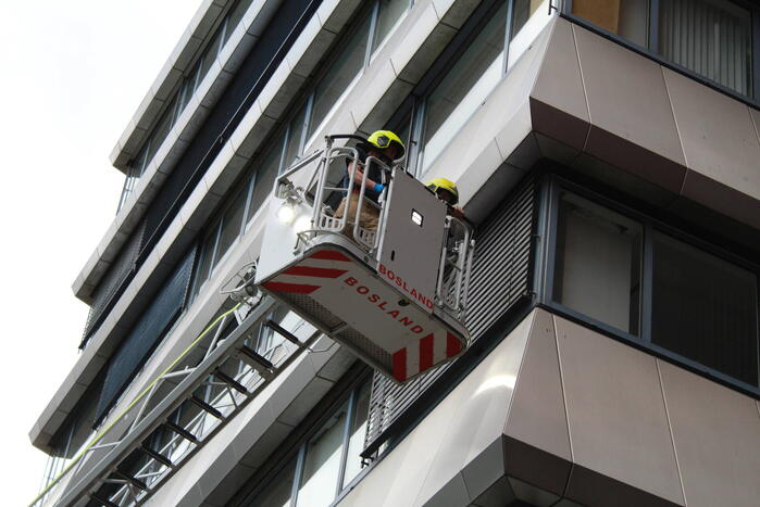 Brandweer assisteert bij klapperende zonwering