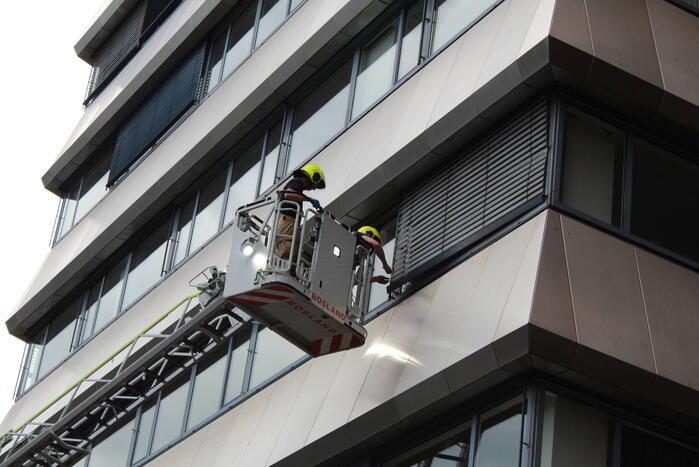 Brandweer assisteert bij klapperende zonwering