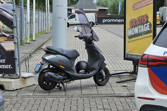 Scooterrijder gewond bij aanrijding bij uitrit