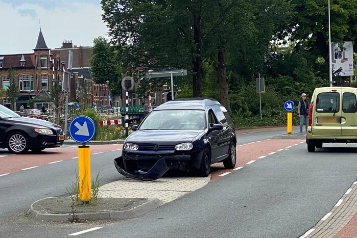 Automobilist botst op geparkeerde auto