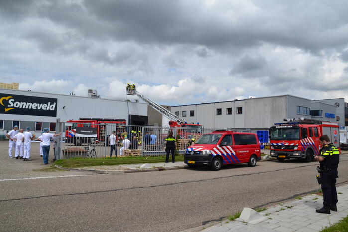 Brand op dak van bedrijfspand