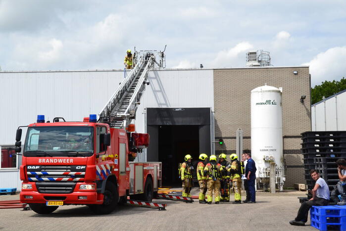 Brand op dak van bedrijfspand