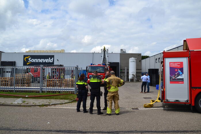 Brand op dak van bedrijfspand