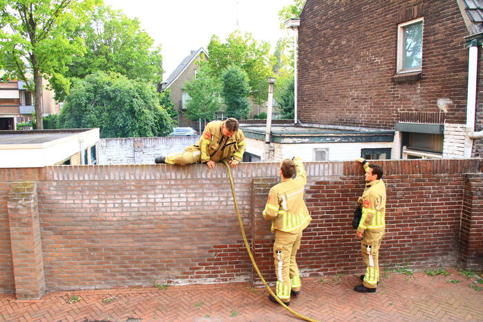 Verlaten vuurton in tuin van woning veroorzaakt rookoverlast