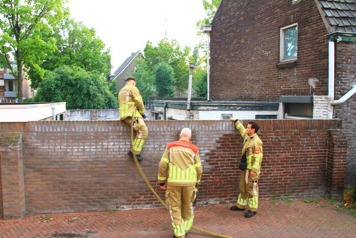 Verlaten vuurton in tuin van woning veroorzaakt rookoverlast