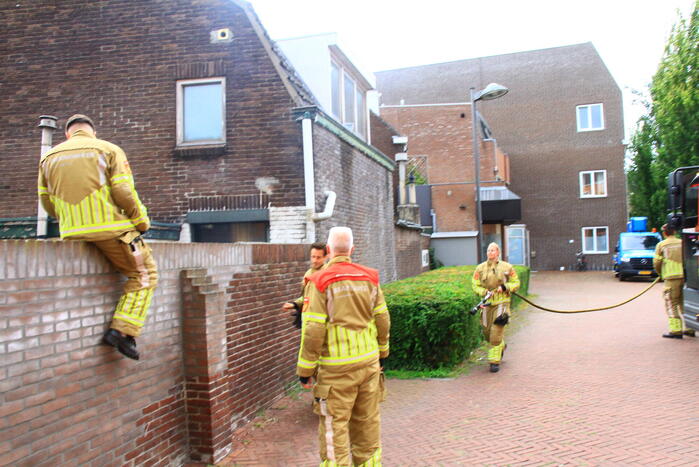 Verlaten vuurton in tuin van woning veroorzaakt rookoverlast