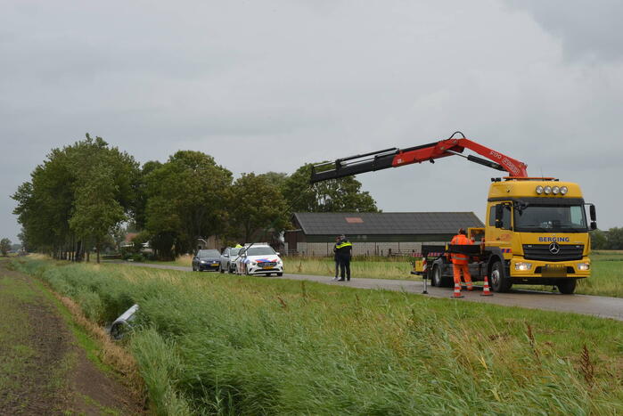 Auto raakt van weg en belandt in sloot