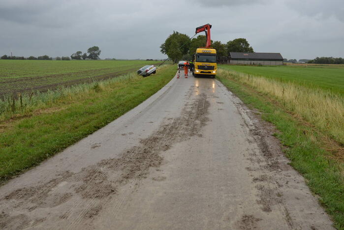 Auto raakt van weg en belandt in sloot