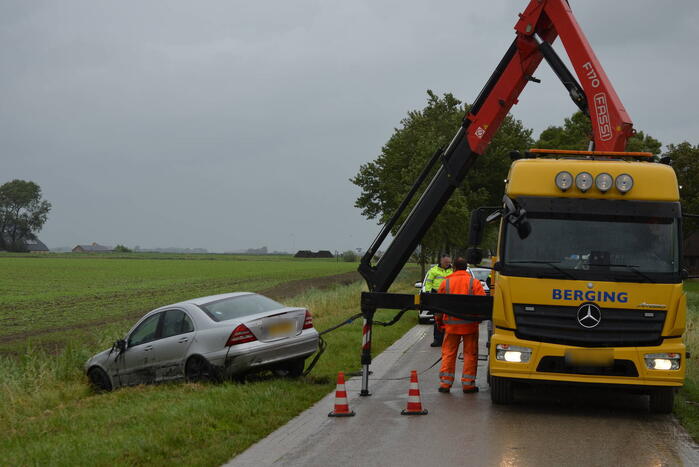 Auto raakt van weg en belandt in sloot